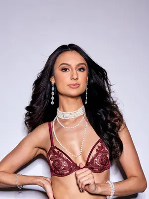 Eliza Ibarra, Gizelle Blanco (Slippery When Wet)