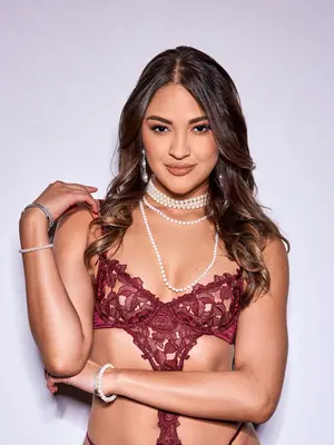 Eliza Ibarra, Gizelle Blanco (Slippery When Wet)