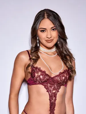 Eliza Ibarra, Gizelle Blanco (Slippery When Wet)