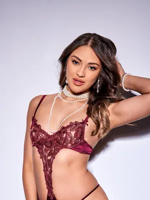 Eliza Ibarra, Gizelle Blanco (Slippery When Wet)