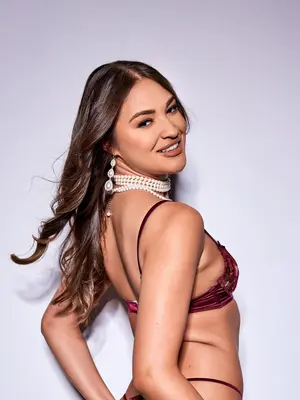 Eliza Ibarra, Gizelle Blanco (Slippery When Wet)