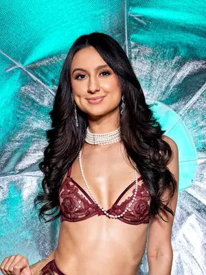 Eliza Ibarra, Gizelle Blanco (Slippery When Wet)