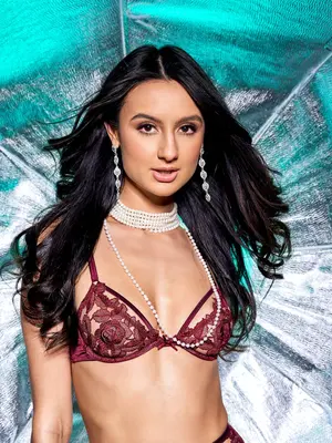 Eliza Ibarra, Gizelle Blanco (Slippery When Wet)