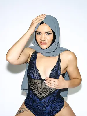 HijabHookup Naudi Nala - Handyman Helps Hijab Babe With Her First Time - 65x - (Oct 16, 2024)