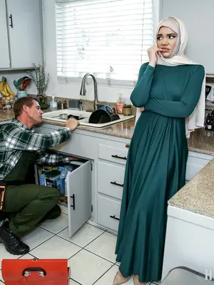 HijabHookup Naudi Nala - Handyman Helps Hijab Babe With Her First Time - 65x - (Oct 16, 2024)