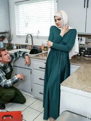 HijabHookup Naudi Nala - Handyman Helps Hijab Babe With Her First Time - 65x - (Oct 16, 2024)